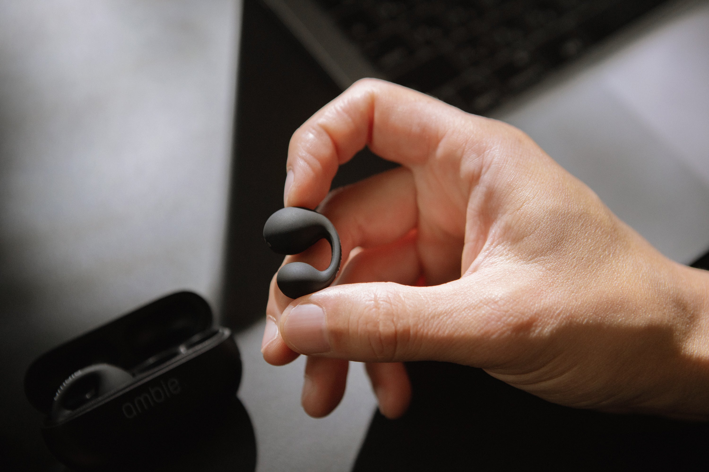 ambie sound earcuffs AM-TW02 Black × Black